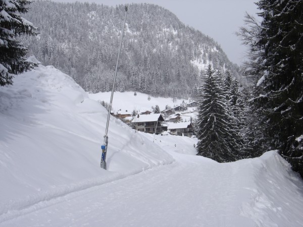 Piste de l'Envers - Arrivée au centre du village, non loin de l'embarquement des Télécabines de la Patinoire et de Beauregard